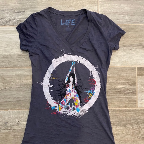 T-Shirt - Picture 1 of 2